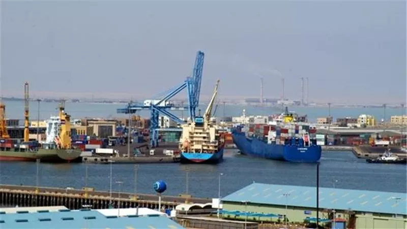 تداول 309 شاحنة بضائع و34 سيارة بموانىء البحر الاحمر