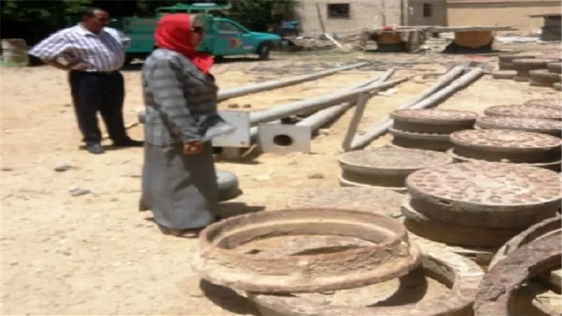 ضبط 500 غطاء لغرف تفتيش الصرف الصحي ومستلزمات انارة عامة بالسويس