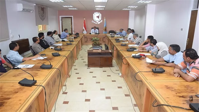 امين عام جامعة سوهاج يجتمع مع الوطنية لإنشاء مبنى الطوارئ بالجامعة