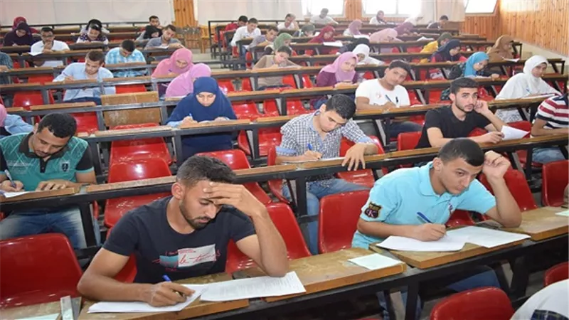 عزيز يتفقد سير الامتحانات بكلية الصيدلة والعلوم ومعهد التمريض بسوهاج