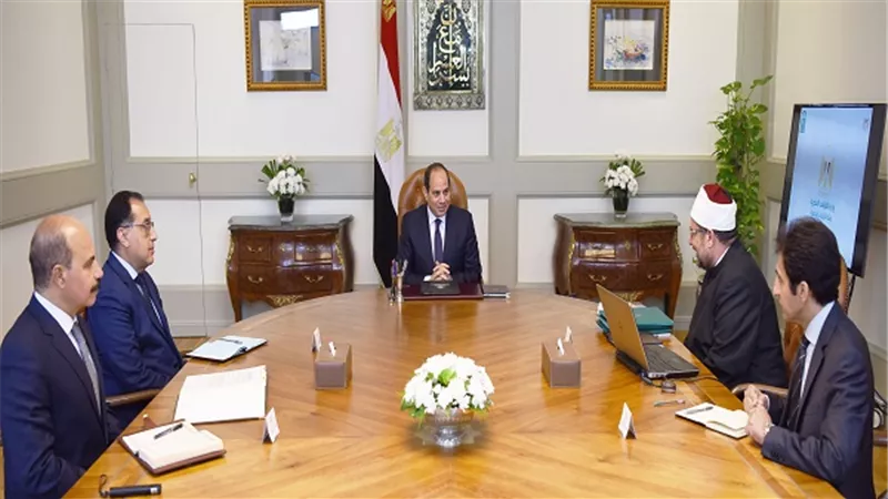 الرئيس السيسي يجتمع مع رئيس الوزارء ووزير الأوقاف
