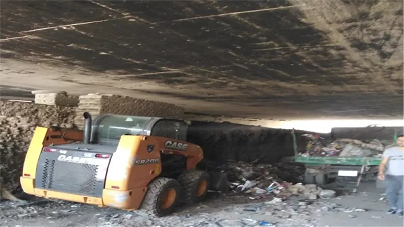 رفع مخلفات القمامة من نفق السور الأثرى بالبساتين