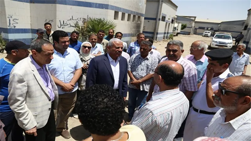 محافظ السويس يتفقد سوق المثلث النموذجي