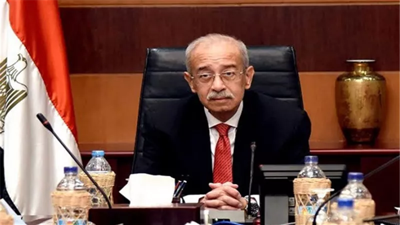 شريف إسماعيل ومحافظ السويس يتفقدان استاد السويس الرياضى