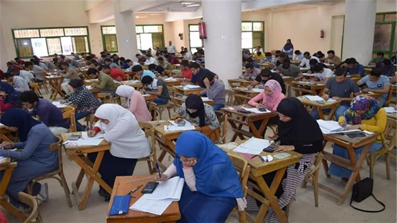 رئيس جامعة سوهاج يتفقد سير الامتحانات بالفصل الدراسى الثانى