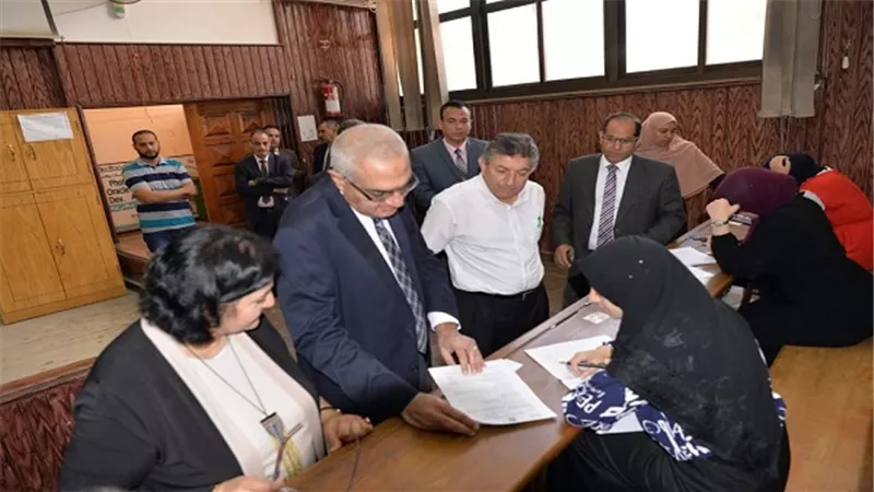 بالصور.. رئيس جامعة المنصورة يتفقد امتحانات الفصل الدراسى الثانى بكليات العلوم والهندسة والتربية 