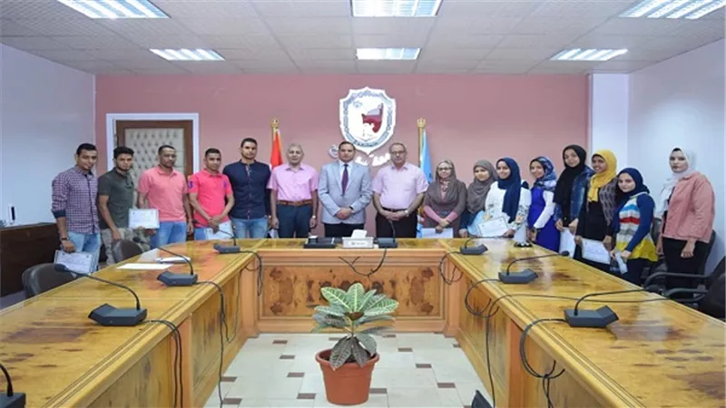 تكريم ٢٢ طالب بأثار سوهاج لتميزهم في الحرف اليدوية