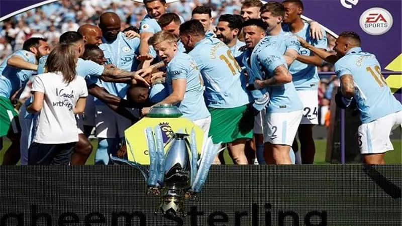 تعرف على حقيقة تحطم كأس الدوري الإنجليزي الممتاز