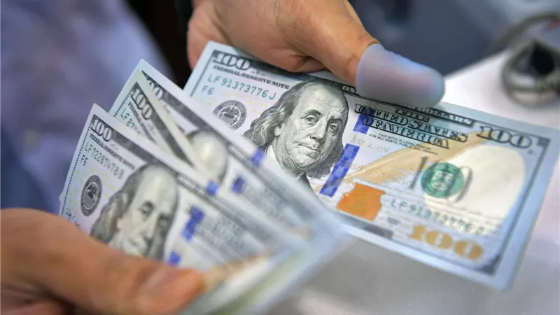 التراجعات مستمرة.. ننشر سعر الدولار في البنوك والسوق السوداء الآن