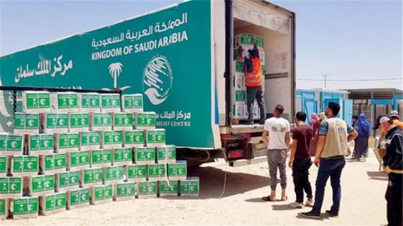 مركز الملك سلمان يواصل توزيع السلال الرمضانية على اللاجئين السوريين في الأردن