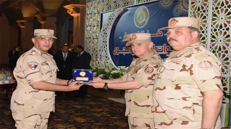 رئيس أركان حرب القوات المسلحة يشارك قوات الدفاع الجوى تناول الإفطار 