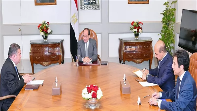 الرئيس السيسي يجتمع مع وزير قطاع الأعمال العام