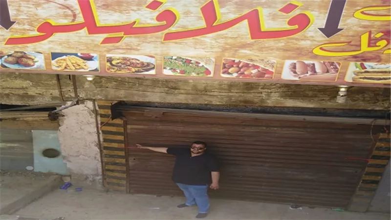 غلق وتشميع عدد من المحلات المخالفة بشارع النصر بالمعادى الجديدة
