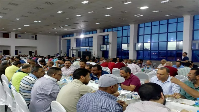  بالصور.. رئيس موانىء البحر الاحمر يشارك العاملين حفل افطار جماعى