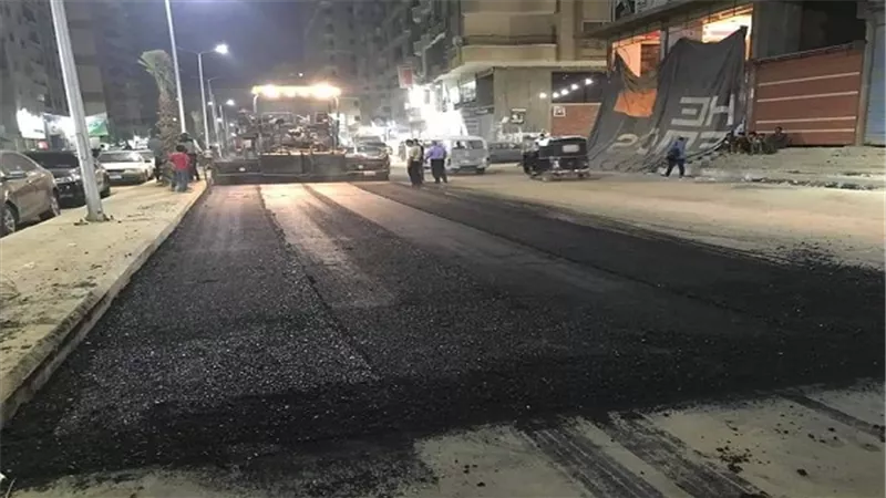 محافظ الجيزة: إستكمال طبقة الرصف وتركيب أعمدة إنارة ليد ونخيل بشارع ترسا