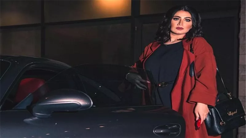 بالصور.. منى العنزي تقدم نصائح عن الموضة والأزياء وعالم السيارات في 
