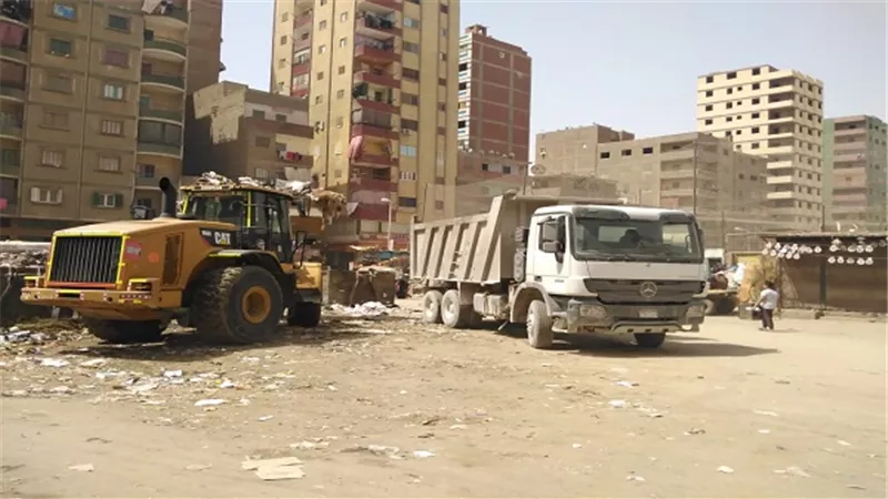 رفع مخلفات القمامة من شارع الميثاق بالبساتين