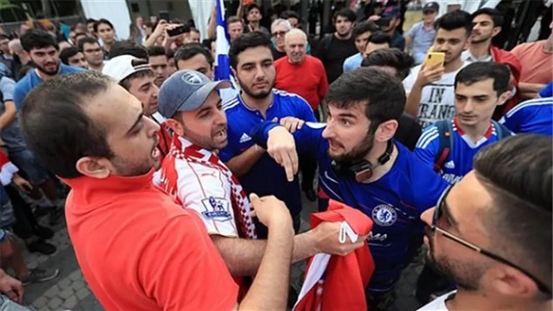 إصابة اثنين فى اشتباكات بين جماهير ارسنال وتشيلسي قبل نهائى اليوروباليج