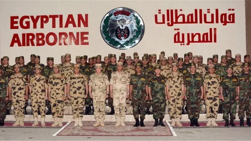 وزير الدفاع يلتقى مقاتلى القوات الخاصة من المظلات والصاعقة