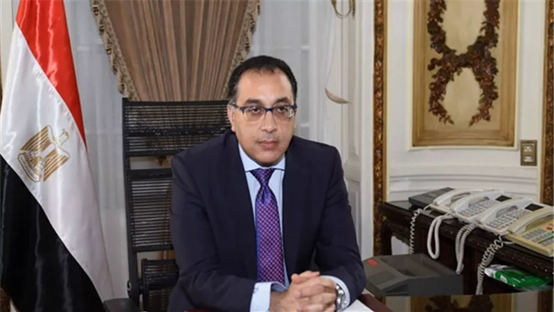 مدبولي ينقل للمصلين بالحسين تحيات السيسي وتهنئته لهم بحلول عيد الفطر