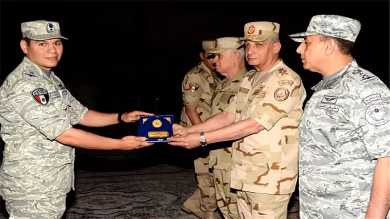 وزير الدفاع يلتقى مقاتلى القوات الجوية وطلبة الكلية الجوية 