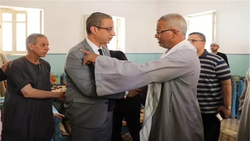  محافظ سوهاج يؤدي واجب العزاء لأسرة الشهيد عمار السيد فرغل