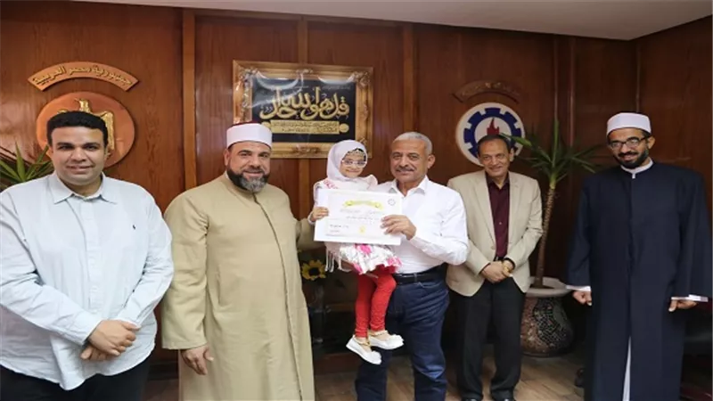 بالصور.. محافظ السويس يكرم حفظة القران الكريم بالمحافظة