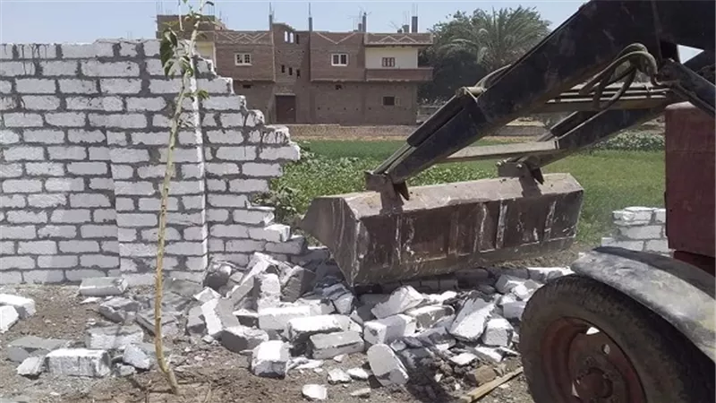 إزالة حالتين تعدى على الاراضى الزراعية بطما
