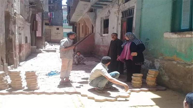 بدء أعمال تركيب بلاط أنترلوك بشارع السلخانه بمنطقة غرب الكوبري