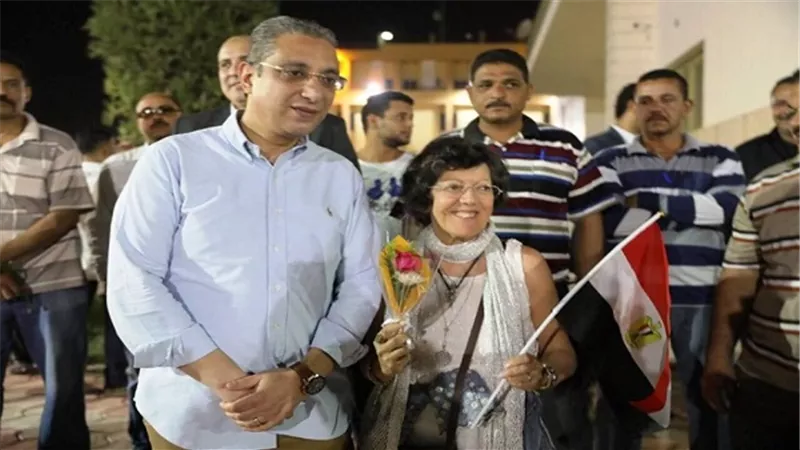 الأنصارى يستقبل 90 سائحا أجنبيا بالورود لتشجيع السياحة بسوهاج