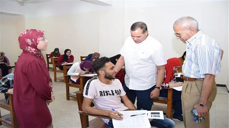 عزيز يتفقد سير الامتحانات بلجان آداب وآثار وتربية بجامعة سوهاج