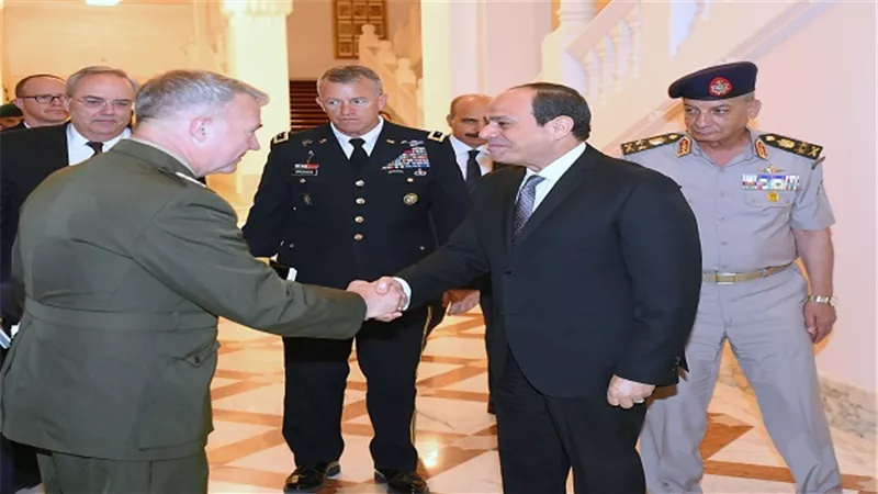 الرئيس السيسي يستقبل قائد القيادة المركزية الأمريكية