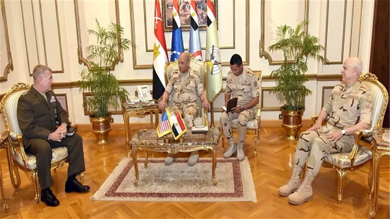 وزير الدفاع ورئيس الأركان يناقشان مجالات التعاون العسكرى مع قائد القيادة المركزية الأمريكية