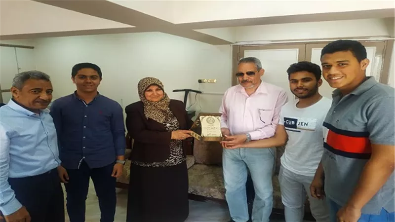 فريق الربوت الفائز فى امريكا يكرم مدير تعليم السويس وقيادات التعليم الفنى