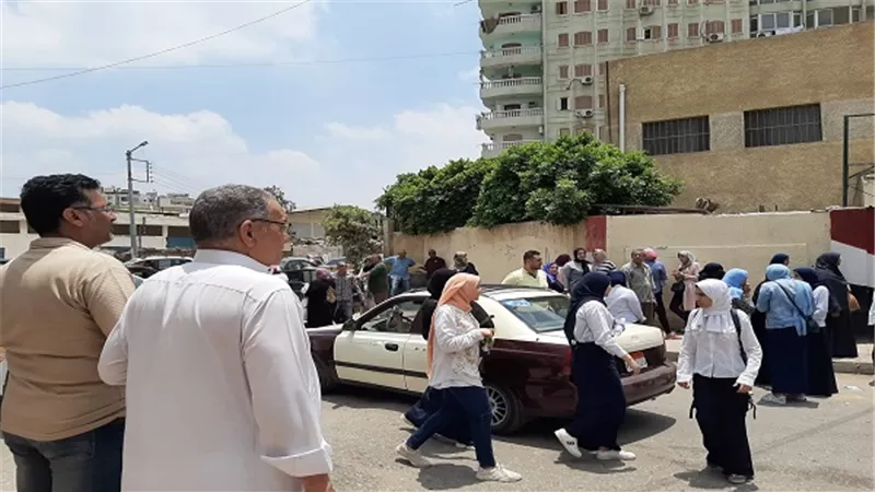 بالصور.. حالة ممتزجة من الفرح والقلق بين طلاب الثانوية العامة بعد امتحان اللغة الانجليزية بالدقهلية