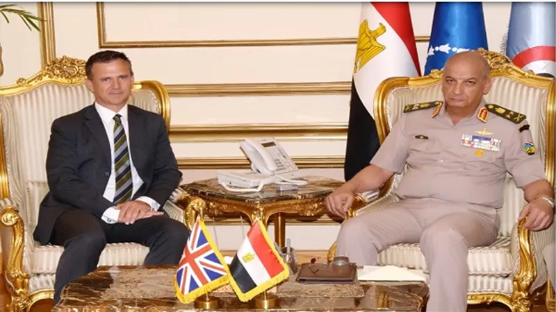 وزير الدفاع يناقش موضوعات التعاون العسكرى مع وزير الدولة للقوات المسلحة البريطانية