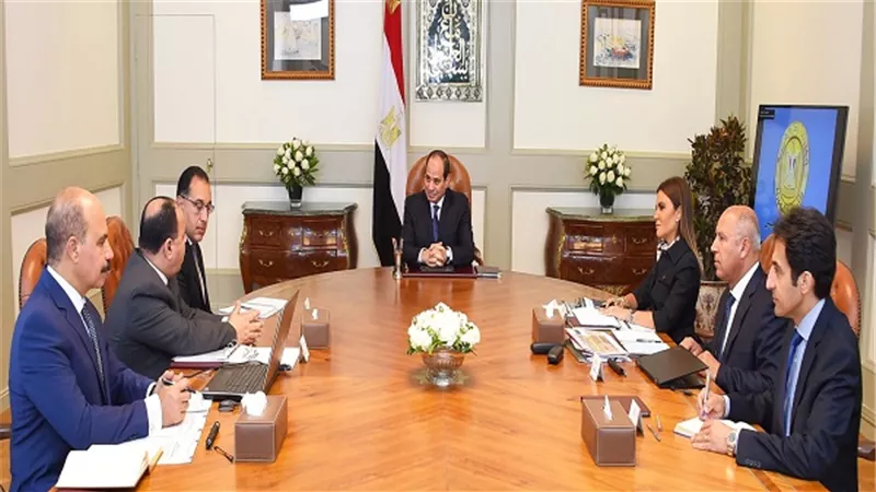 الرئيس السيسي يجتمع مع رئيس الوزراء ووزراء الاستثمار والمالية والنقل