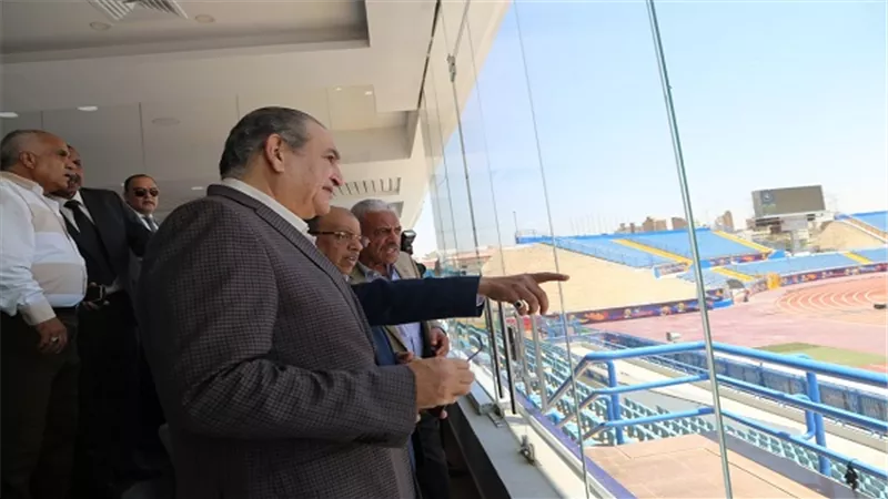  بالصور.. وزير التنمية المحلية يتفقد استاد السويس الرياضي