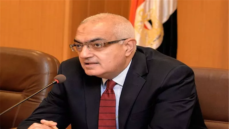 رئيس جامعة المنصورة يتفقد الامتحانات بكلية التمريض