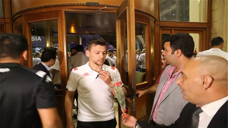  بالصور.. بالورود السوايسة استقبلوا منتخب تونس فجر اليوم