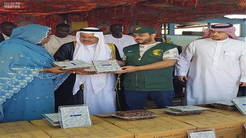 مركز الملك سلمان للإغاثة يسلم 80 طناً من التمور لجمهورية تشاد