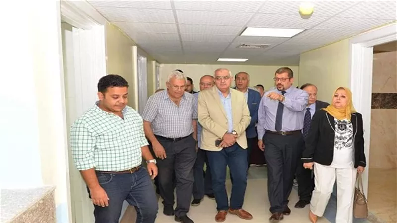 بالصور.. رئيس جامعة المنصورة يتفقد التجهيزات النهائية للتشغيل التجريبى لوحدة زراعة النخاع بمركز الأورام 