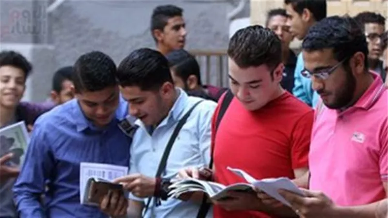 طلاب الثانوية العامة يؤدون امتحانات الفيزياء والتاريخ في سادس أيام الامتحانات