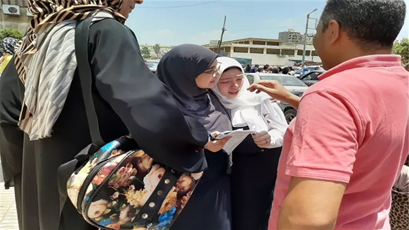 التاريخ يبكي طلاب شعبة أدبي والفيزياء تسعد شعبة علمي بالدقهلية 