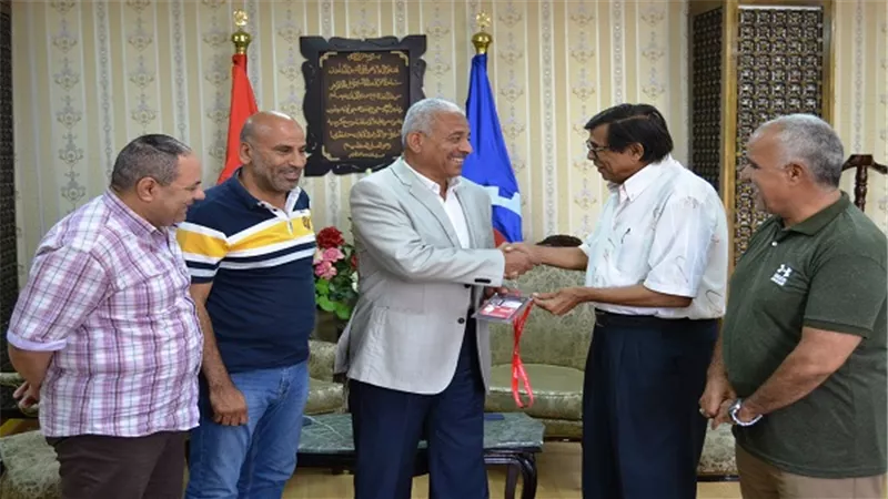 محافظ السويس يتسلم الـID  لحضور مباريات امم افريقيا
