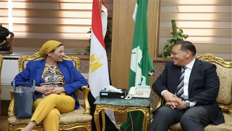 وزيرة البيئة تقوم بجولة ميدانية في الشرقية وتناقش مع المحافظ التحضير لموسم جمع قش الأرز