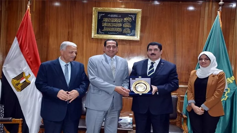 محافظ القليوبية يكرم السكرتير العام المساعد ويمنحه درع المحافظة