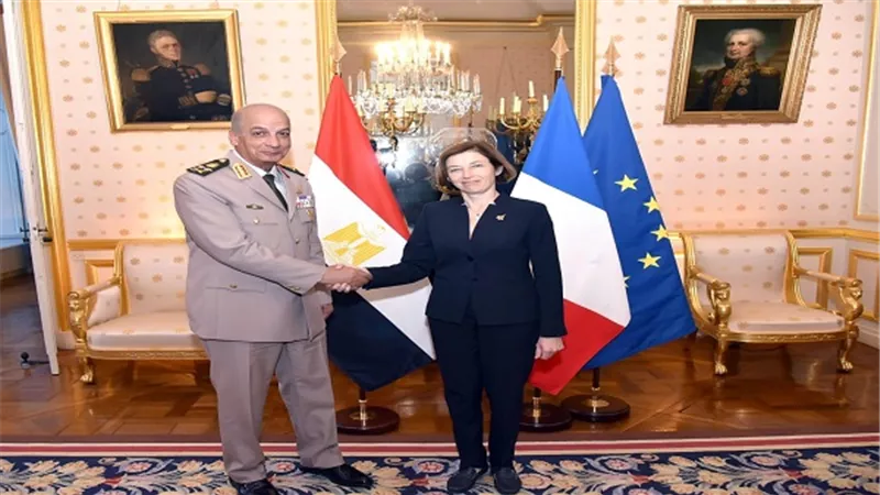 الفريق أول محمد زكى يعود الي القاهرة بعد زيارته لفرنسا