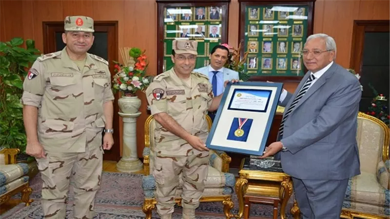 محافظ الدقهلية يكرم المستشار العسكري للمحافظة 