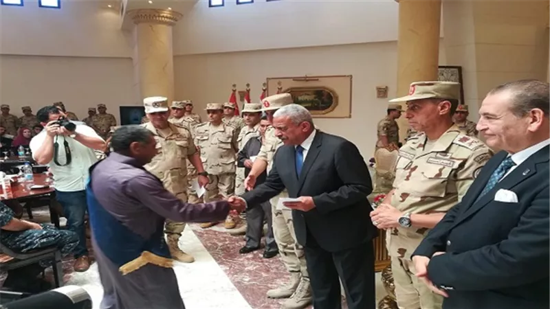 بالصور.. محافظ السويس وقائد الجيش  يشهدون الاحتفال بيوم الشهيد ويكرمون أسر الشهداء